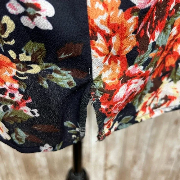 Umgee Navy Floral Blouse - Size S‎ - Picture 4 of 6